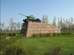 Sowjetisches Panzerdenkmal bei Kasanka. Ungefhr an dieser Stelle befand sich am 9.3.44 der Pak-Riegel der 15.I.D. (Quelle: Google Earth, varka)