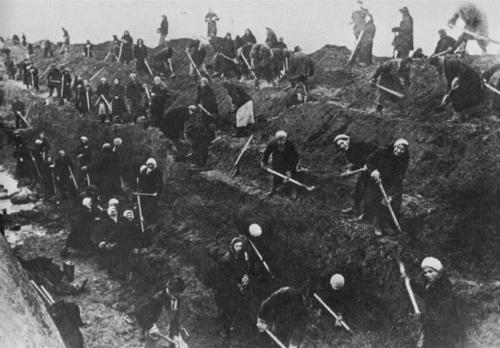 Russische Frauen beim Ausheben von Panzergrben vor Moskau im Herbst 1941 [Quelle: wikimedia.org]