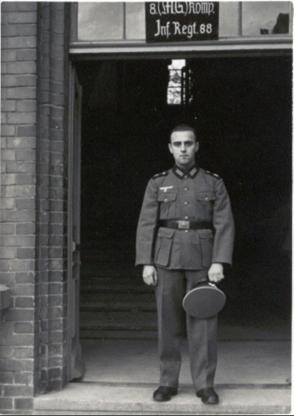 Das Bild zeigt Hermann Seum im Jahre 1938 vor dem Kompaniegebude der 8./IR88 in der Hessen-Homburg-Kaserne in Hanau. Er wurde im Frjahr 1940 im Rahmen einer Divisionsumgliederung zur 8./IR 81  versetzt. [Foto im Besitz des Verfassers]